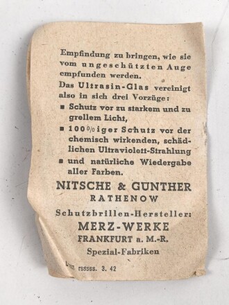 Allgemeine Schutzbrille Wehrmacht in Hülle aus Ersatzmaterial. Umbral Gläser ( getönt) , mit beiliegendem Hinweiszettel, dieser mit Druckvermerk von 1942