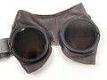 Allgemeine Schutzbrille Wehrmacht in Hülle aus Ersatzmaterial. Umbral Gläser ( getönt) , mit beiliegendem Hinweiszettel, dieser mit Druckvermerk von 1942