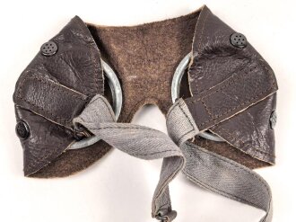 Allgemeine Schutzbrille Wehrmacht in Hülle aus Ersatzmaterial. Umbral Gläser ( getönt) , mit beiliegendem Hinweiszettel, dieser mit Druckvermerk von 1942