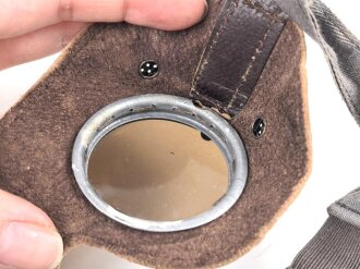 Allgemeine Schutzbrille Wehrmacht in Hülle aus Ersatzmaterial. Umbral Gläser ( getönt) , mit beiliegendem Hinweiszettel, dieser mit Druckvermerk von 1942