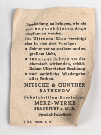 Allgemeine Schutzbrille Wehrmacht in Hülle aus Ersatzmaterial. Umbral Gläser ( getönt) , mit beiliegendem Hinweiszettel, dieser mit Druckvermerk von 1942