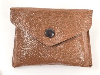 Allgemeine Schutzbrille Wehrmacht in Hülle aus Ersatzmaterial. Umbral Gläser ( getönt) , mit beiliegendem Hinweiszettel, dieser mit Druckvermerk von 1942