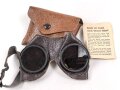 Allgemeine Schutzbrille Wehrmacht in Hülle aus Ersatzmaterial. Umbral Gläser ( getönt) , mit beiliegendem Hinweiszettel, dieser mit Druckvermerk von 1942
