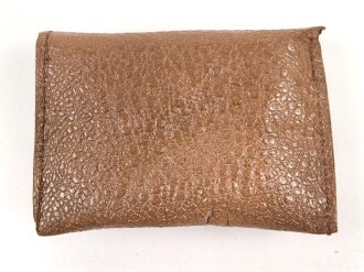 Allgemeine Schutzbrille Wehrmacht in Hülle aus Ersatzmaterial. Umbral Gläser ( getönt) , mit beiliegendem Hinweiszettel, dieser mit Druckvermerk von 1942