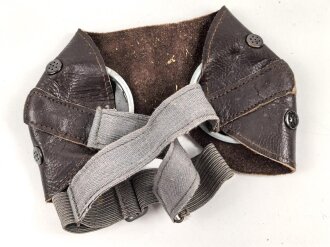 Allgemeine Schutzbrille Wehrmacht in Hülle aus Ersatzmaterial. Umbral Gläser ( getönt) , mit beiliegendem Hinweiszettel, dieser mit Druckvermerk von 1942