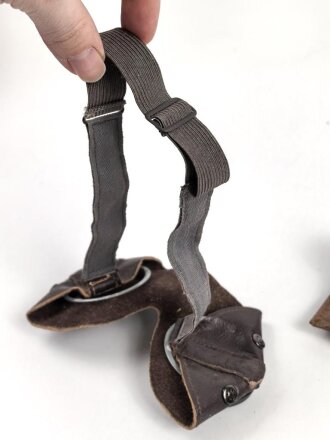 Allgemeine Schutzbrille Wehrmacht in Hülle aus Ersatzmaterial. Umbral Gläser ( getönt) , mit beiliegendem Hinweiszettel, dieser mit Druckvermerk von 1942