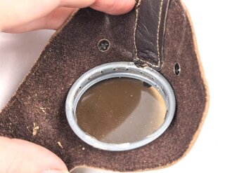 Allgemeine Schutzbrille Wehrmacht in Hülle aus Ersatzmaterial. Umbral Gläser ( getönt) , mit beiliegendem Hinweiszettel, dieser mit Druckvermerk von 1942