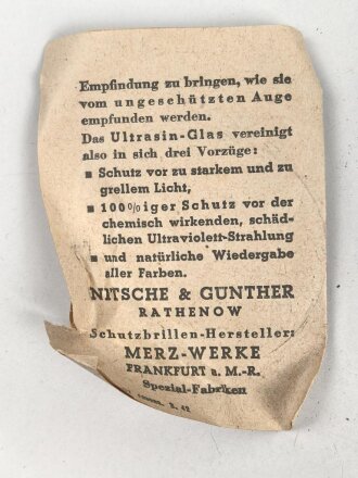 Allgemeine Schutzbrille Wehrmacht in Hülle aus Ersatzmaterial. Umbral Gläser ( getönt) , mit beiliegendem Hinweiszettel, dieser mit Druckvermerk von 1942
