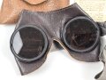 Allgemeine Schutzbrille Wehrmacht in Hülle aus Ersatzmaterial. Umbral Gläser ( getönt) , mit beiliegendem Hinweiszettel, dieser mit Druckvermerk von 1942