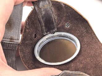 Allgemeine Schutzbrille Wehrmacht in Hülle aus Ersatzmaterial. Umbral Gläser ( getönt) , mit beiliegendem Hinweiszettel, dieser mit Druckvermerk von 1942