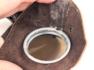 Allgemeine Schutzbrille Wehrmacht in Hülle aus Ersatzmaterial. Umbral Gläser ( getönt) , mit beiliegendem Hinweiszettel, dieser mit Druckvermerk von 1942