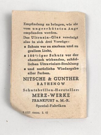Allgemeine Schutzbrille Wehrmacht in Hülle aus Ersatzmaterial. Umbral Gläser ( getönt) , mit beiliegendem Hinweiszettel, dieser mit Druckvermerk von 1942