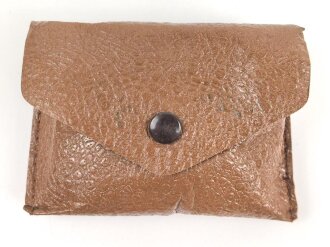 Allgemeine Schutzbrille Wehrmacht in Hülle aus Ersatzmaterial. Umbral Gläser ( getönt) , mit beiliegendem Hinweiszettel, dieser mit Druckvermerk von 1942