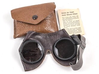 Allgemeine Schutzbrille Wehrmacht in Hülle aus Ersatzmaterial. Umbral Gläser ( getönt) , mit beiliegendem Hinweiszettel, dieser mit Druckvermerk von 1942