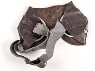 Allgemeine Schutzbrille Wehrmacht in Hülle aus Ersatzmaterial. Umbral Gläser ( getönt) , mit beiliegendem Hinweiszettel, dieser mit Druckvermerk von 1942