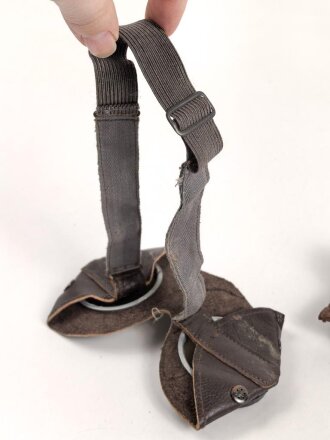 Allgemeine Schutzbrille Wehrmacht in Hülle aus Ersatzmaterial. Umbral Gläser ( getönt) , mit beiliegendem Hinweiszettel, dieser mit Druckvermerk von 1942