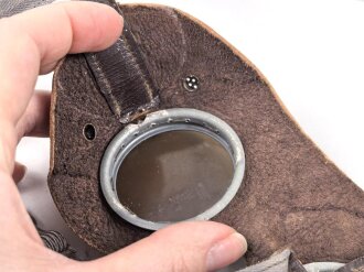 Allgemeine Schutzbrille Wehrmacht in Hülle aus Ersatzmaterial. Umbral Gläser ( getönt) , mit beiliegendem Hinweiszettel, dieser mit Druckvermerk von 1942