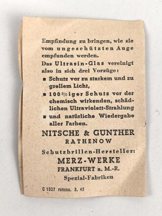 Allgemeine Schutzbrille Wehrmacht in Hülle aus Ersatzmaterial. Umbral Gläser ( getönt) , mit beiliegendem Hinweiszettel, dieser mit Druckvermerk von 1942