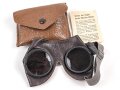 Allgemeine Schutzbrille Wehrmacht in Hülle aus Ersatzmaterial. Umbral Gläser ( getönt) , mit beiliegendem Hinweiszettel, dieser mit Druckvermerk von 1942