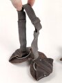 Allgemeine Schutzbrille Wehrmacht in Hülle aus Ersatzmaterial. Umbral Gläser ( getönt) , mit beiliegendem Hinweiszettel, dieser mit Druckvermerk von 1942