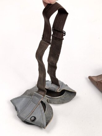 Allgemeine Schutzbrille Wehrmacht in Hülle aus Ersatzmaterial. Umbral Gläser ( getönt) , mit beiliegendem Hinweiszettel, dieser mit Druckvermerk von 1942