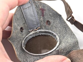 Allgemeine Schutzbrille Wehrmacht in Hülle aus Ersatzmaterial. Umbral Gläser ( getönt) , mit beiliegendem Hinweiszettel, dieser mit Druckvermerk von 1942