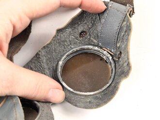 Allgemeine Schutzbrille Wehrmacht in Hülle aus Ersatzmaterial. Umbral Gläser ( getönt) , mit beiliegendem Hinweiszettel, dieser mit Druckvermerk von 1942