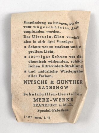 Allgemeine Schutzbrille Wehrmacht in Hülle aus Ersatzmaterial. Umbral Gläser ( getönt) , mit beiliegendem Hinweiszettel, dieser mit Druckvermerk von 1942
