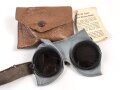 Allgemeine Schutzbrille Wehrmacht in Hülle aus Ersatzmaterial. Umbral Gläser ( getönt) , mit beiliegendem Hinweiszettel, dieser mit Druckvermerk von 1942