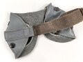 Allgemeine Schutzbrille Wehrmacht in Hülle aus Ersatzmaterial. Umbral Gläser ( getönt) , mit beiliegendem Hinweiszettel, dieser mit Druckvermerk von 1942