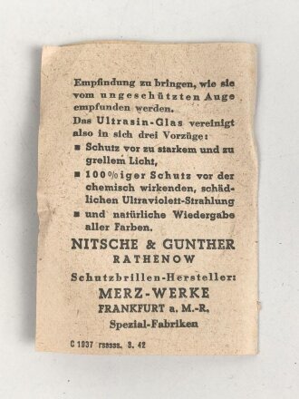 Allgemeine Schutzbrille Wehrmacht in Hülle aus Ersatzmaterial. Umbral Gläser ( getönt) , mit beiliegendem Hinweiszettel, dieser mit Druckvermerk von 1942