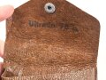 Allgemeine Schutzbrille Wehrmacht in Hülle aus Ersatzmaterial. Umbral Gläser ( getönt) , mit beiliegendem Hinweiszettel, dieser mit Druckvermerk von 1942