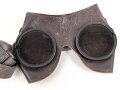 Allgemeine Schutzbrille Wehrmacht in Hülle aus Ersatzmaterial. Umbral Gläser ( getönt) , mit beiliegendem Hinweiszettel, dieser mit Druckvermerk von 1942