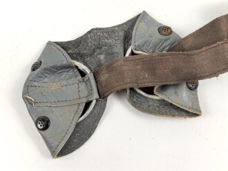 Allgemeine Schutzbrille Wehrmacht in Hülle aus Ersatzmaterial. Umbral Gläser ( getönt) , mit beiliegendem Hinweiszettel, dieser mit Druckvermerk von 1942