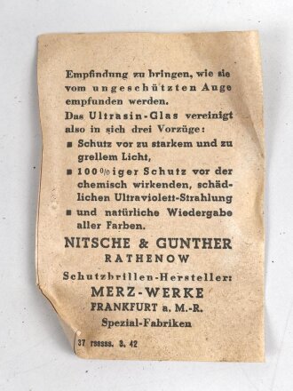 Allgemeine Schutzbrille Wehrmacht in Hülle aus Ersatzmaterial. Umbral Gläser ( getönt) , mit beiliegendem Hinweiszettel, dieser mit Druckvermerk von 1942