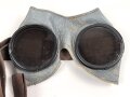 Allgemeine Schutzbrille Wehrmacht in Hülle aus Ersatzmaterial. Umbral Gläser ( getönt) , mit beiliegendem Hinweiszettel, dieser mit Druckvermerk von 1942