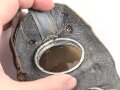 Allgemeine Schutzbrille Wehrmacht in Hülle aus Ersatzmaterial. Umbral Gläser ( getönt) , mit beiliegendem Hinweiszettel, dieser mit Druckvermerk von 1942