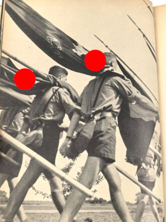 "Adolf Hitlermarsch der deutschen Jugend" Zentralverlag Ernst Eher, datiert 1939, unter DIN A4, 106 Seiten, gebraucht, im Schutzumschlag