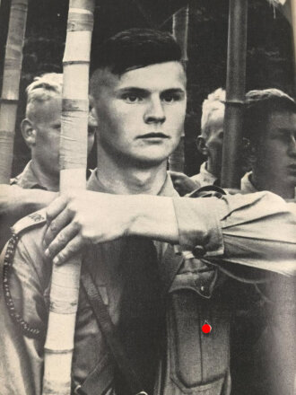 "Adolf Hitlermarsch der deutschen Jugend" Zentralverlag Ernst Eher, datiert 1939, unter DIN A4, 106 Seiten, gebraucht, im Schutzumschlag