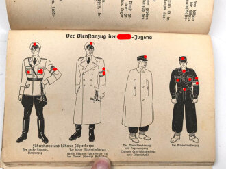 "Aufbau und Abzeichen der Hilter-Jugendt" unter DIN A5 mit 94 Seiten,  Altersspuren