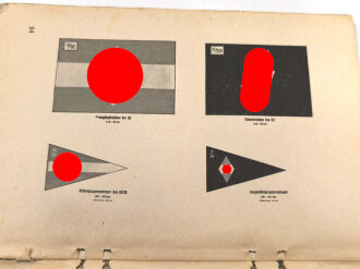 "Aufbau und Abzeichen der Hilter-Jugendt" unter DIN A5 mit 94 Seiten,  Altersspuren