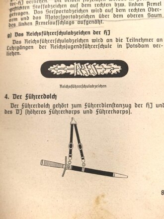 "Aufbau und Abzeichen der Hilter-Jugendt" unter DIN A5 mit 94 Seiten,  Altersspuren