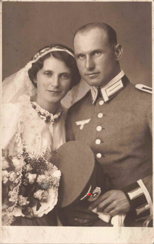 Studioaufnahme eines Angehörigen der Wehrmacht auf dessen Hochzeit, Maße: 9 x 14 cm