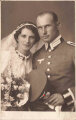 Studioaufnahme eines Angehörigen der Wehrmacht auf dessen Hochzeit, Maße: 9 x 14 cm