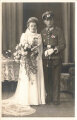 Studioaufnahme eines Angehörigen der Wehrmacht auf dessen Hochzeit, Maße: 9 x 14 cm