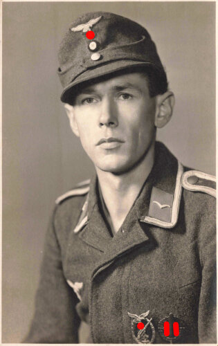 Studioaufnahme eines Angehörigen der Luftwaffe mit Flakkampfabzeichen, Maße: 8,5 x 13,5 cm, datiert 1944