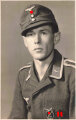 Studioaufnahme eines Angehörigen der Luftwaffe mit Flakkampfabzeichen, Maße: 8,5 x 13,5 cm, datiert 1944