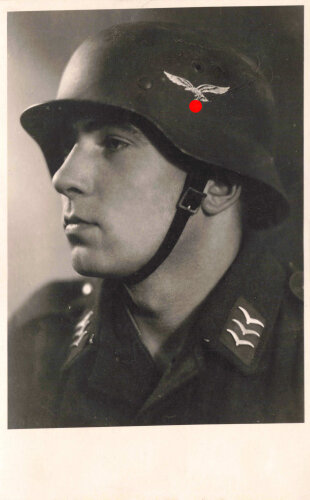 Studioaufnahme eines Angehörigen der Luftwaffe, Maße: 8,5 x 13,5 cm, Rückseitig Klebereste