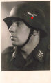 Studioaufnahme eines Angehörigen der Luftwaffe, Maße: 8,5 x 13,5 cm, Rückseitig Klebereste