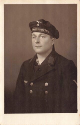 Studioaufnahme eines Angehörigen der Kriegsmarine,...